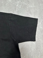Dark gray short-sleeve T-shirt, side seam and bottom hem close-up