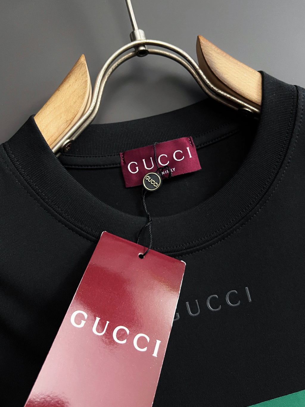 Black short-sleeve T-shirt neckline with Gucci tag