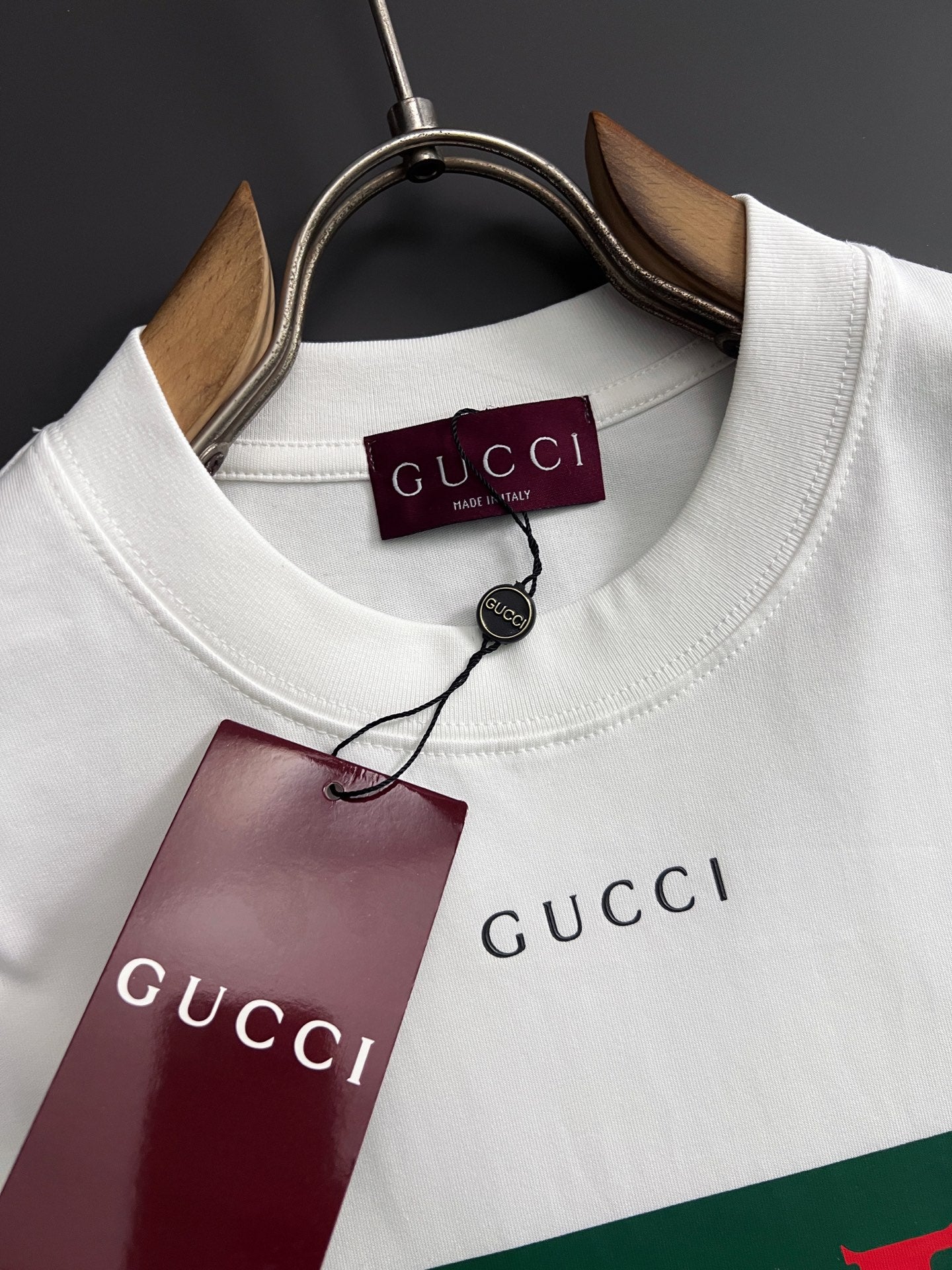 White short-sleeve T-shirt collar with Gucci logo tag and neck label