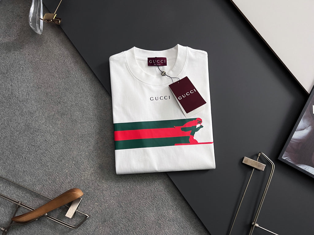 White short-sleeve T-shirt with multicolor stripe and green dog graphic, Gucci tag