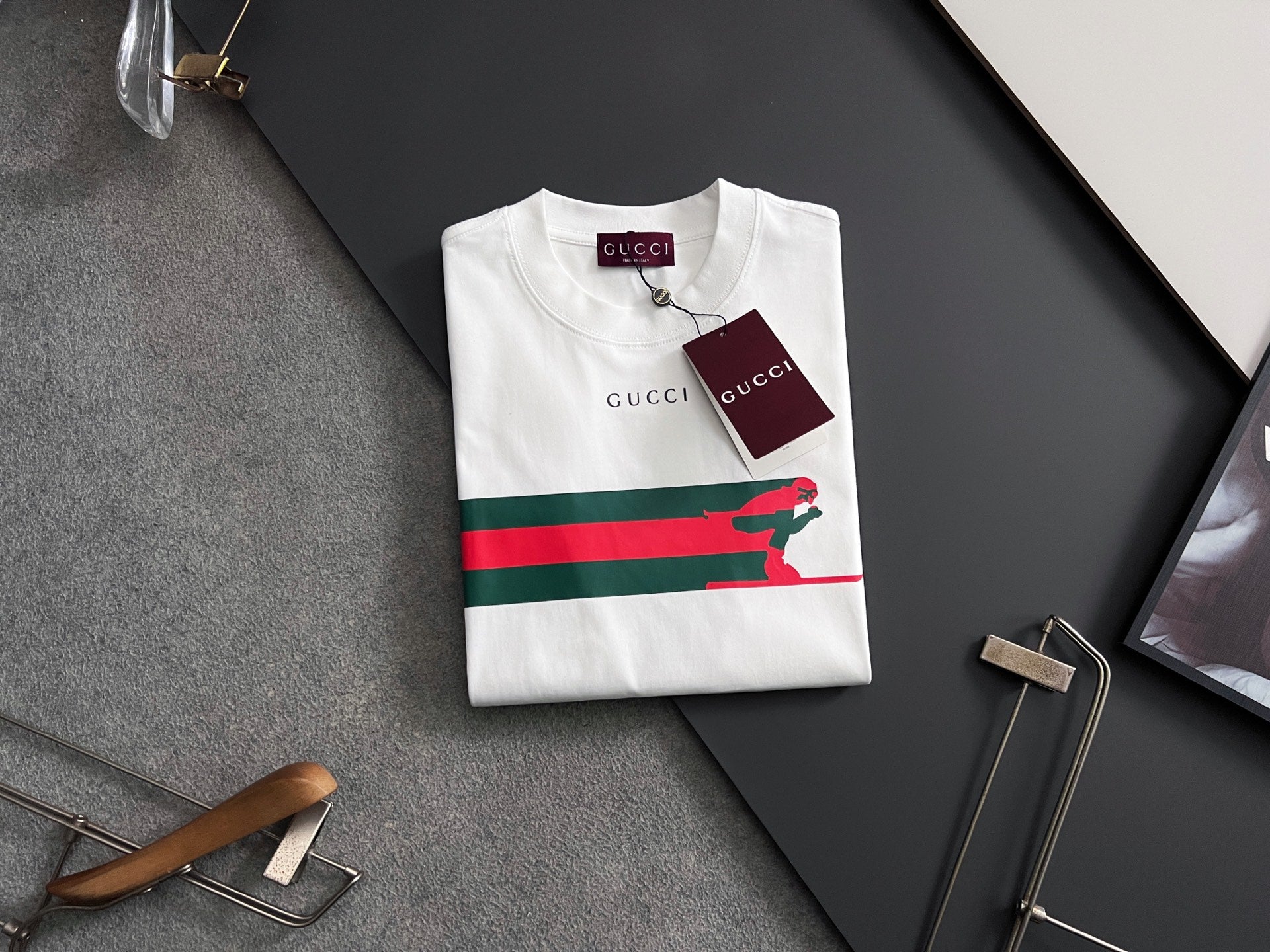 White short-sleeve T-shirt with multicolor stripe and green dog graphic, Gucci tag