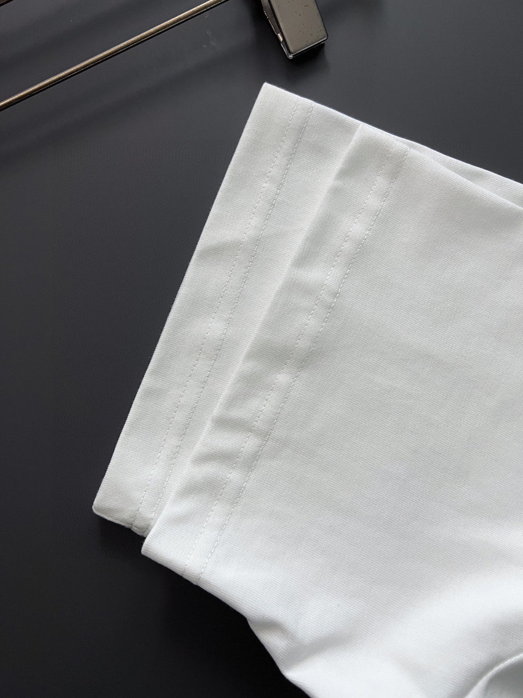 White T-shirt hem with stitched side seam