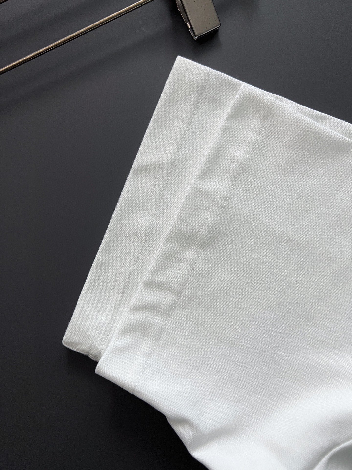 White T-shirt hem with stitched side seam