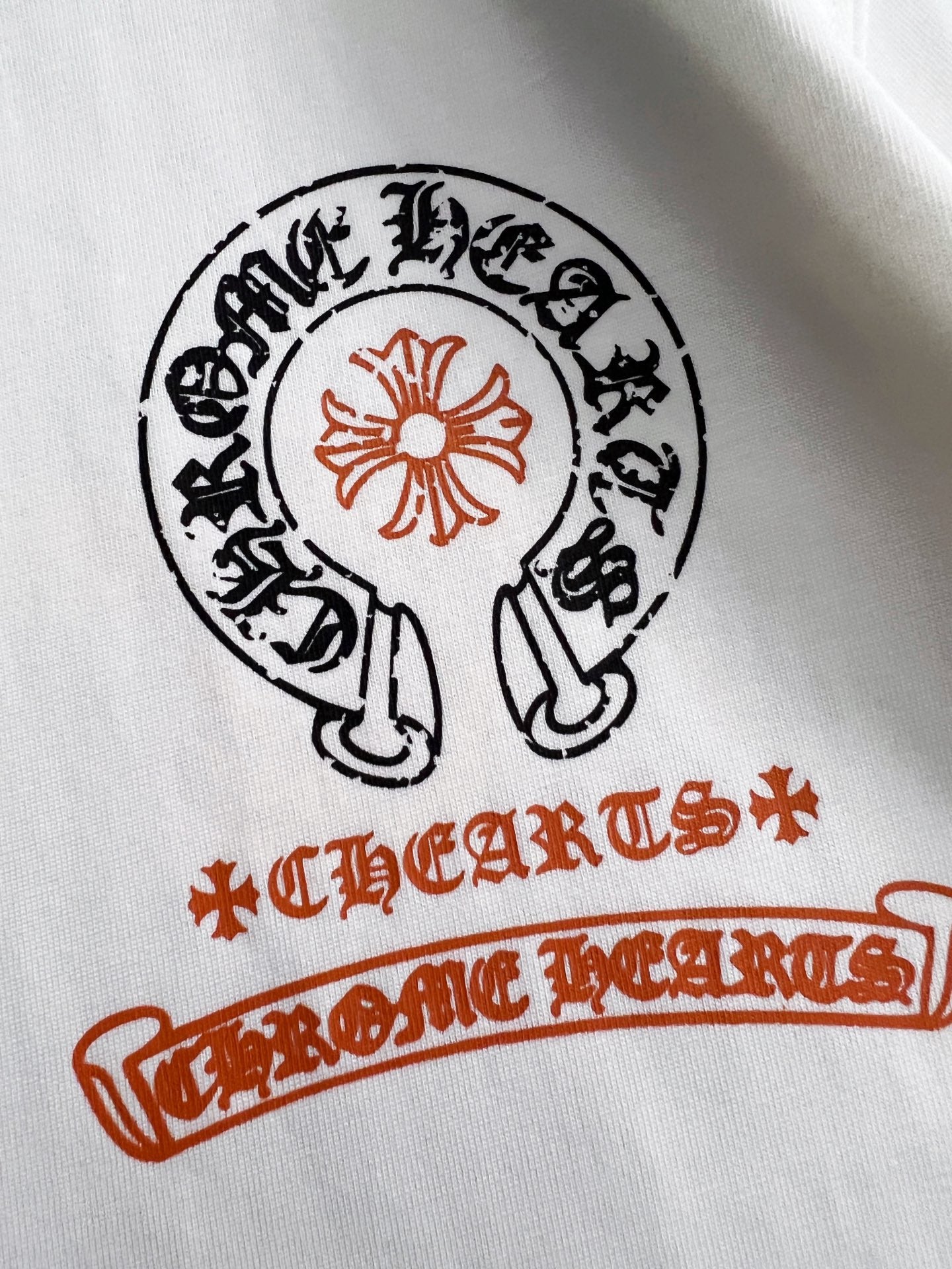 White short-sleeve T-shirt graphic print with red text and black outline