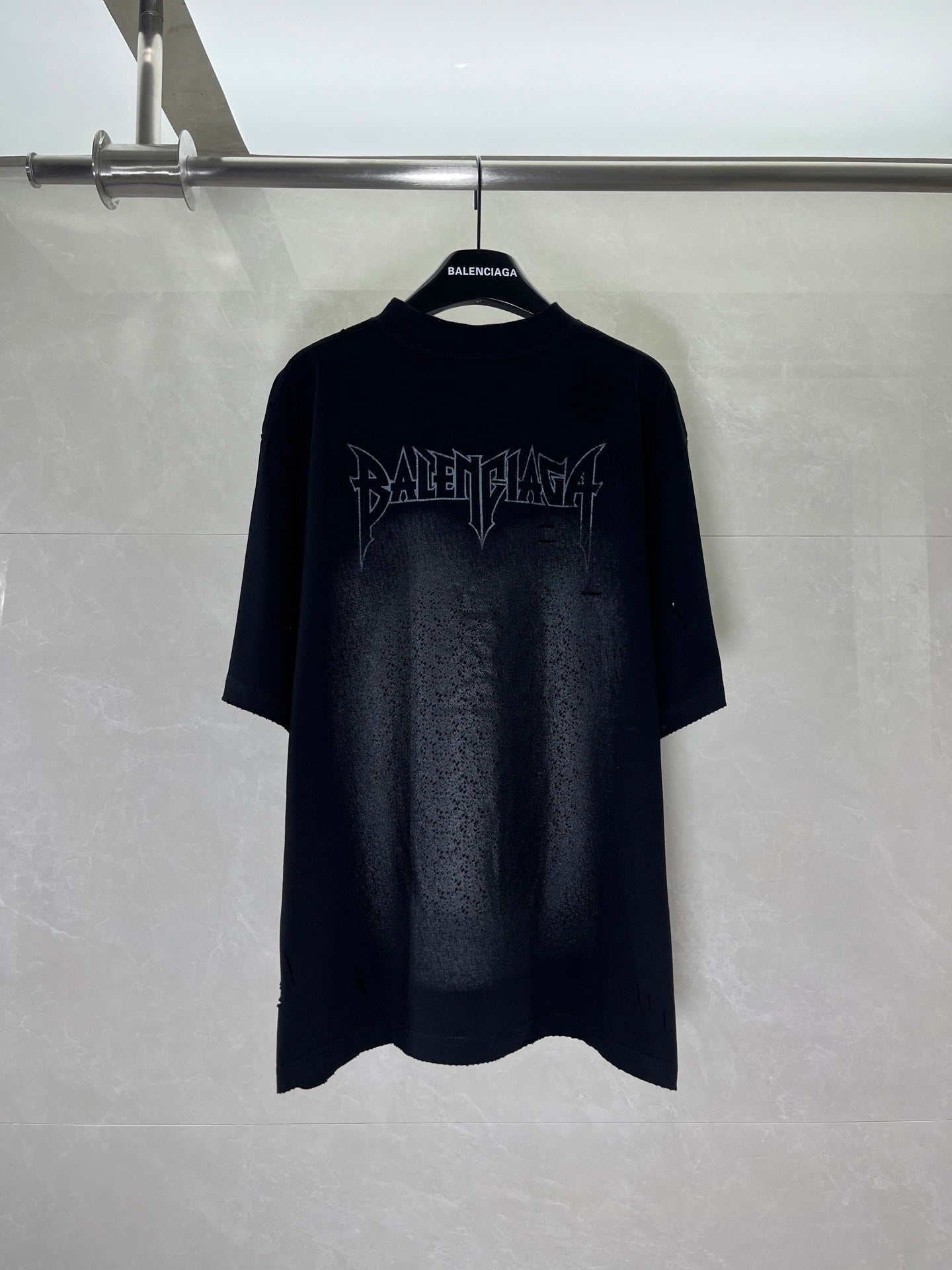 Graphic T-shirt, dark navy back with large outlined logo-style print