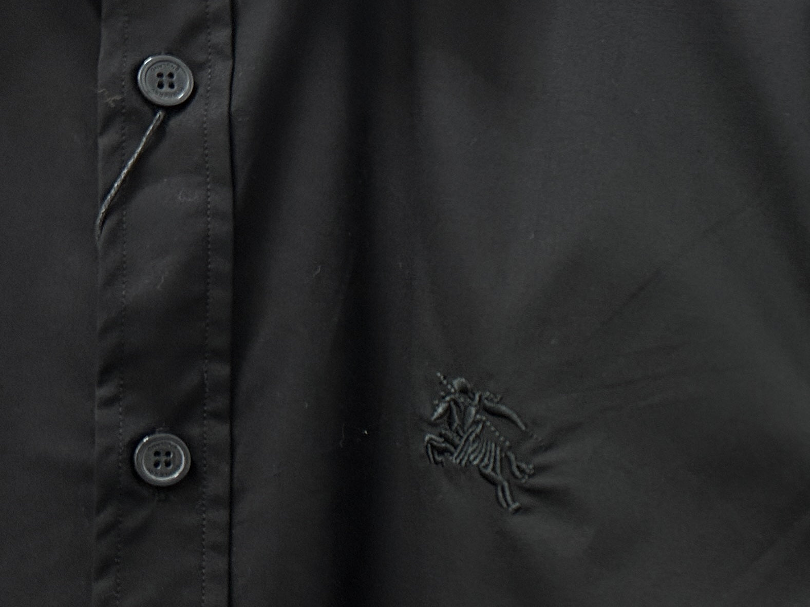 Short-sleeve button-up shirt, dark black, button placket and embossed chest logo