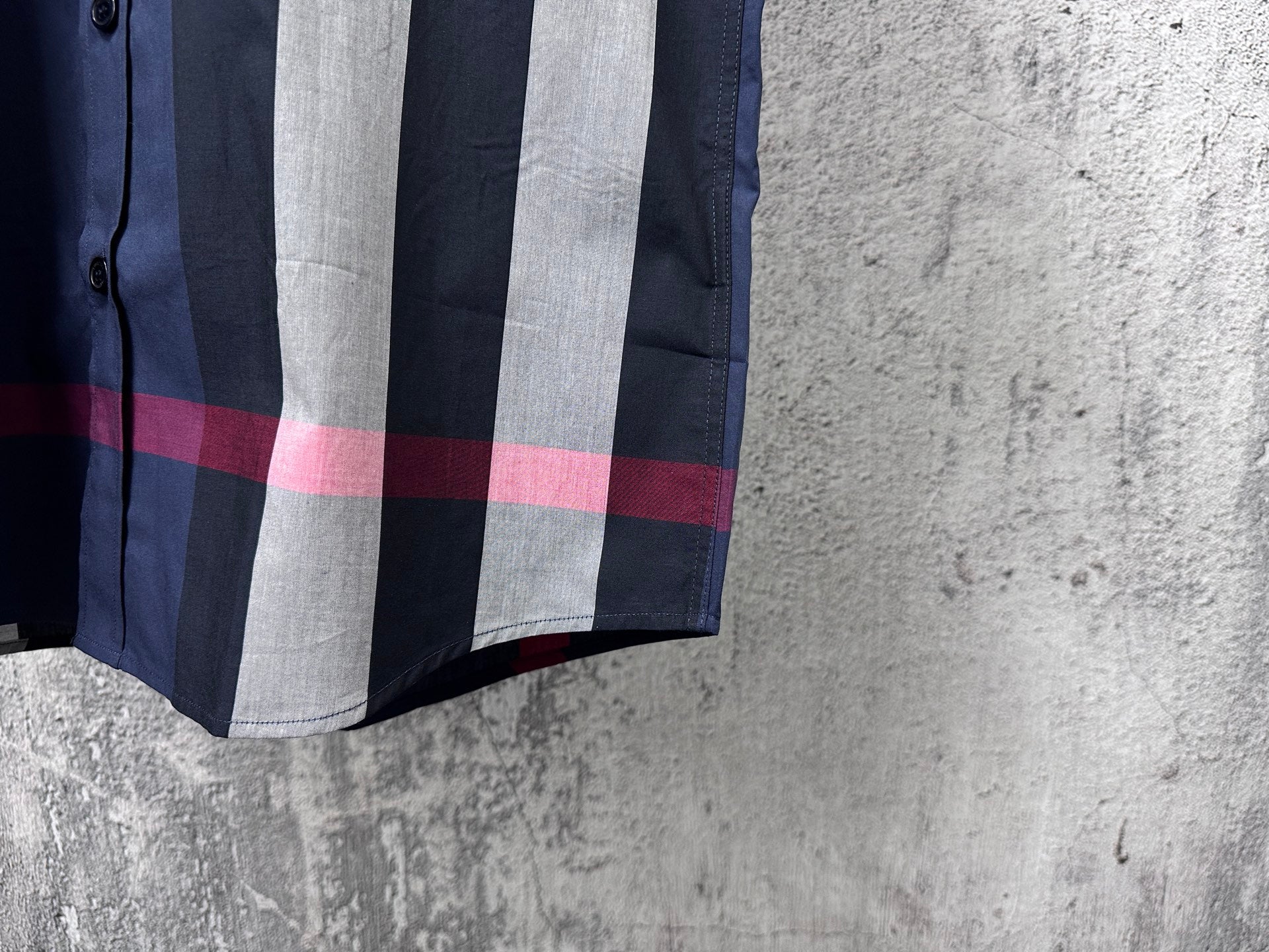 Burberry plaid short-sleeve shirt sleeve and hem, navy gray with red stripe
