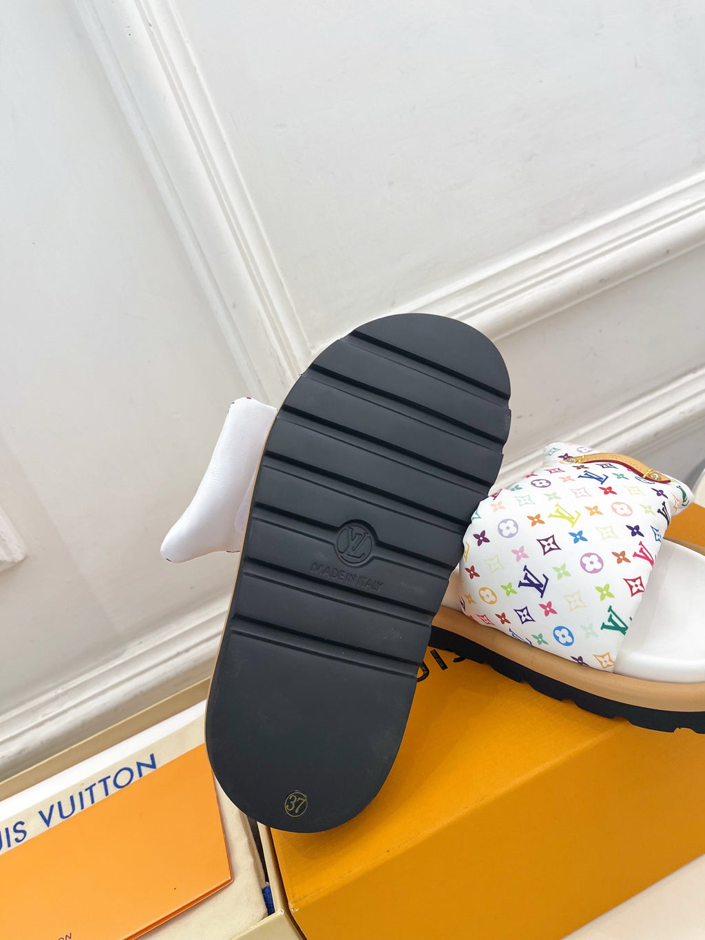Single logo slide sandal with white upper, multicolor monogram strap, black outsole tread