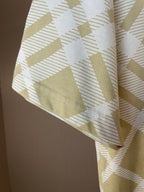 Short-sleeve polo sleeve with yellow-and-white lattice check pattern