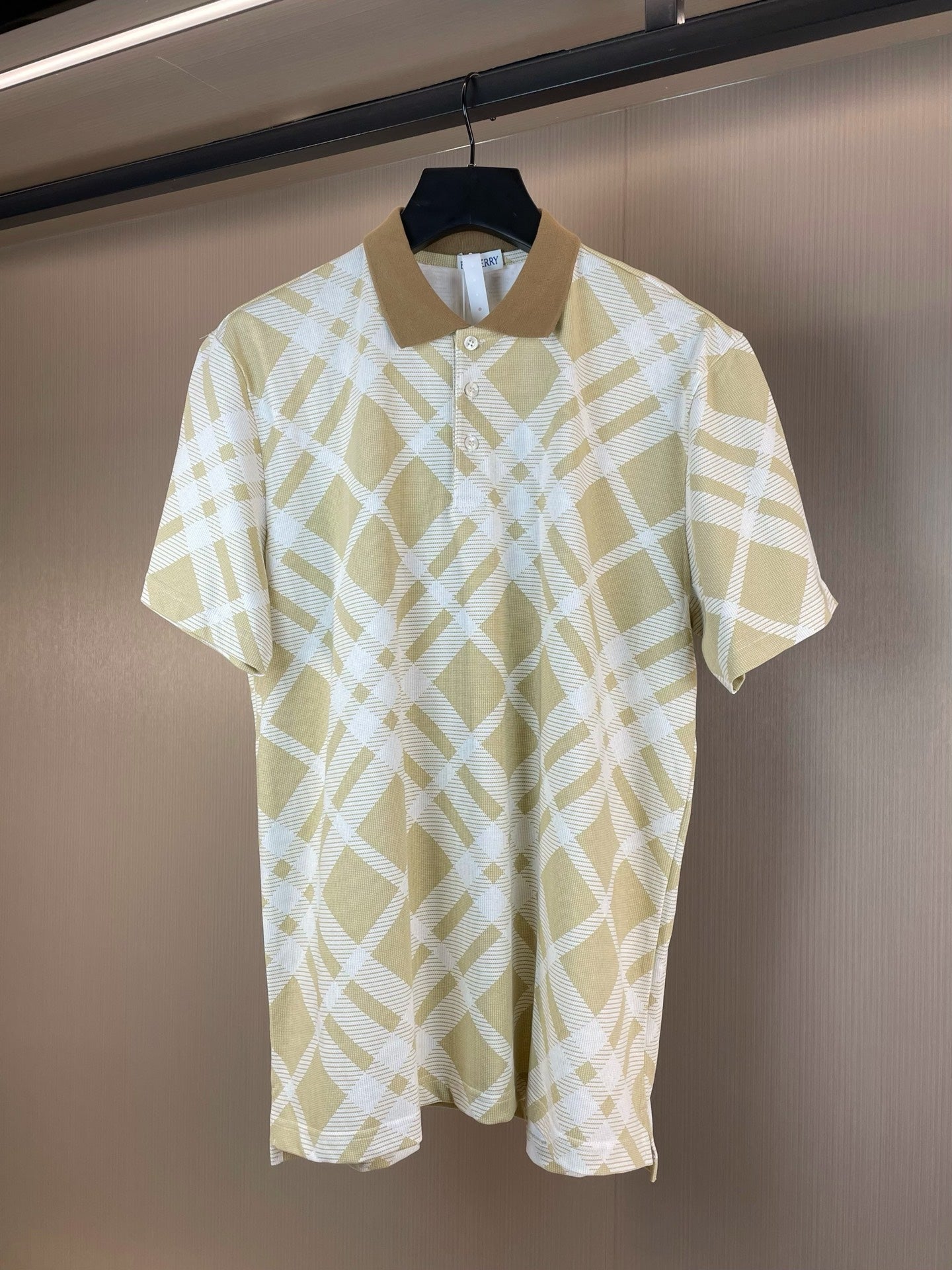 Short-sleeve polo shirt with yellow and white check pattern, buttoned placket