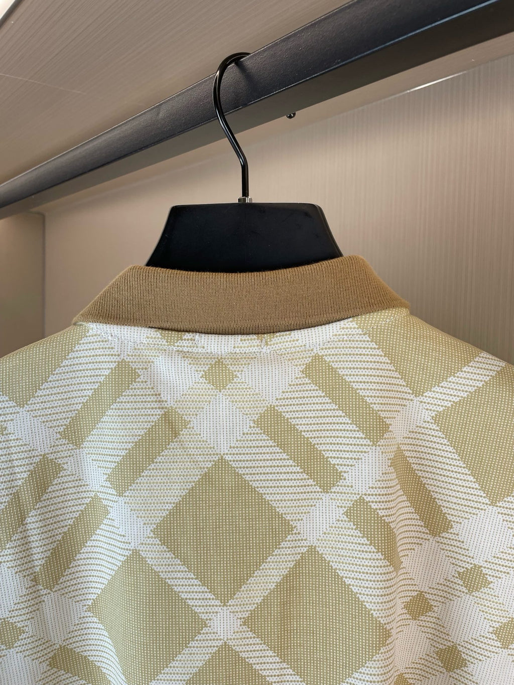 Polo shirt back with high collar and yellow-and-white grid check pattern
