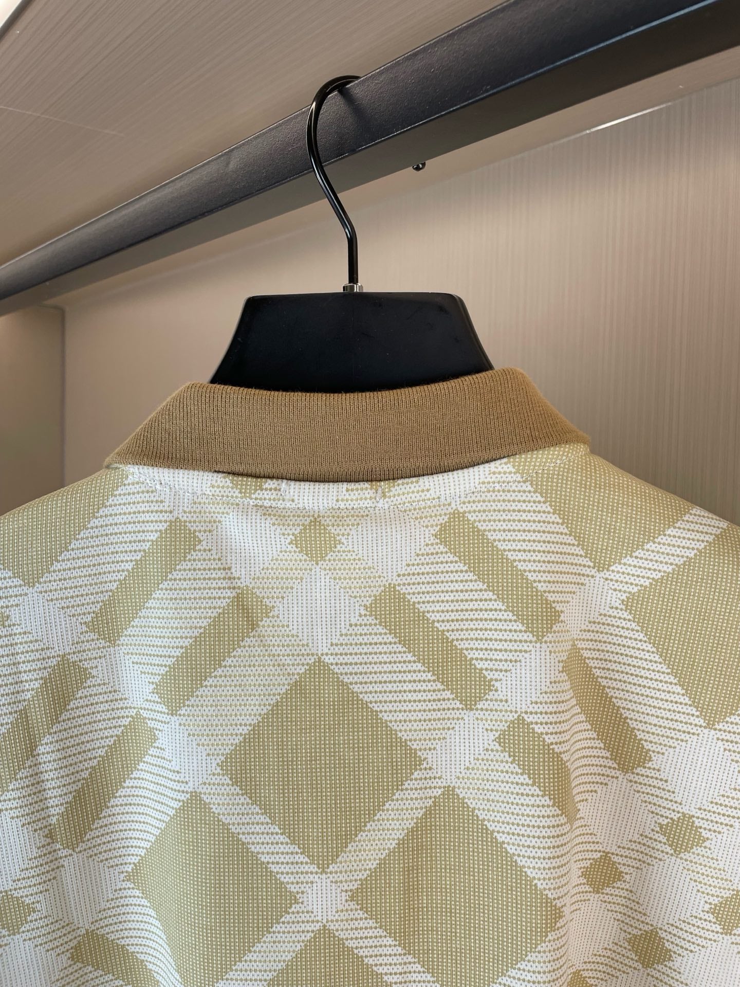 Polo shirt back with high collar and yellow-and-white grid check pattern