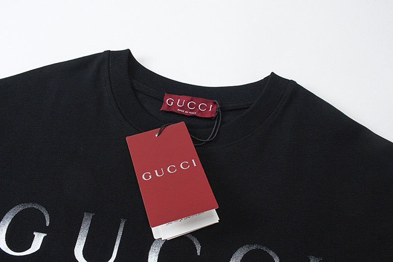 Black short-sleeve T-shirt neckline with Gucci label and red hang tag