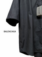 Black short-sleeve shirt with curved hem and side pocket opening