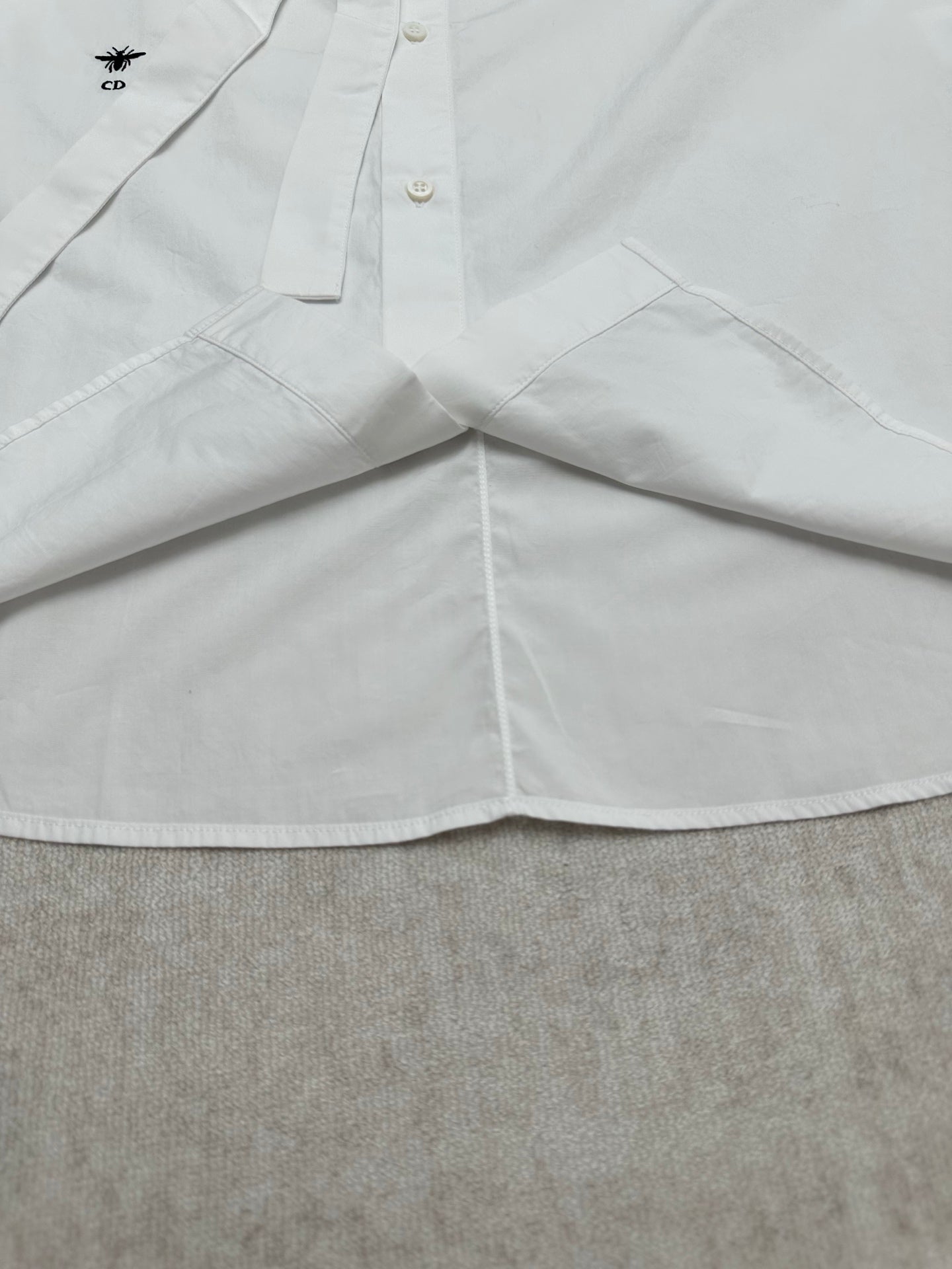 White shirt hem with wide front panels and buttoned neckline
