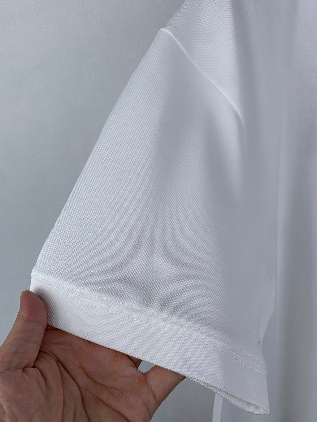 Gucci white short-sleeve T-shirt sleeve cuff close-up