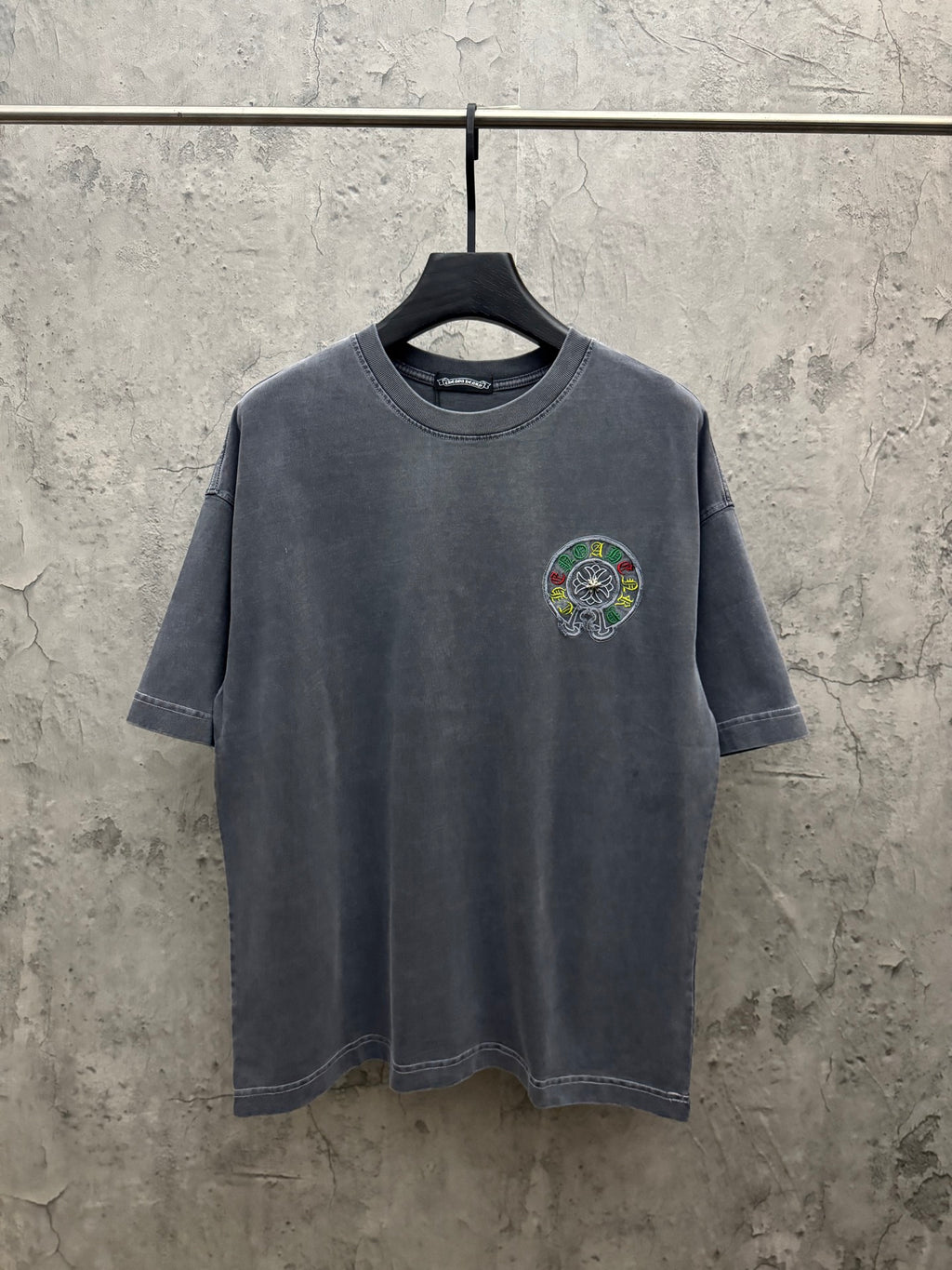 Grey short-sleeve T-shirt with small chest embroidered patch