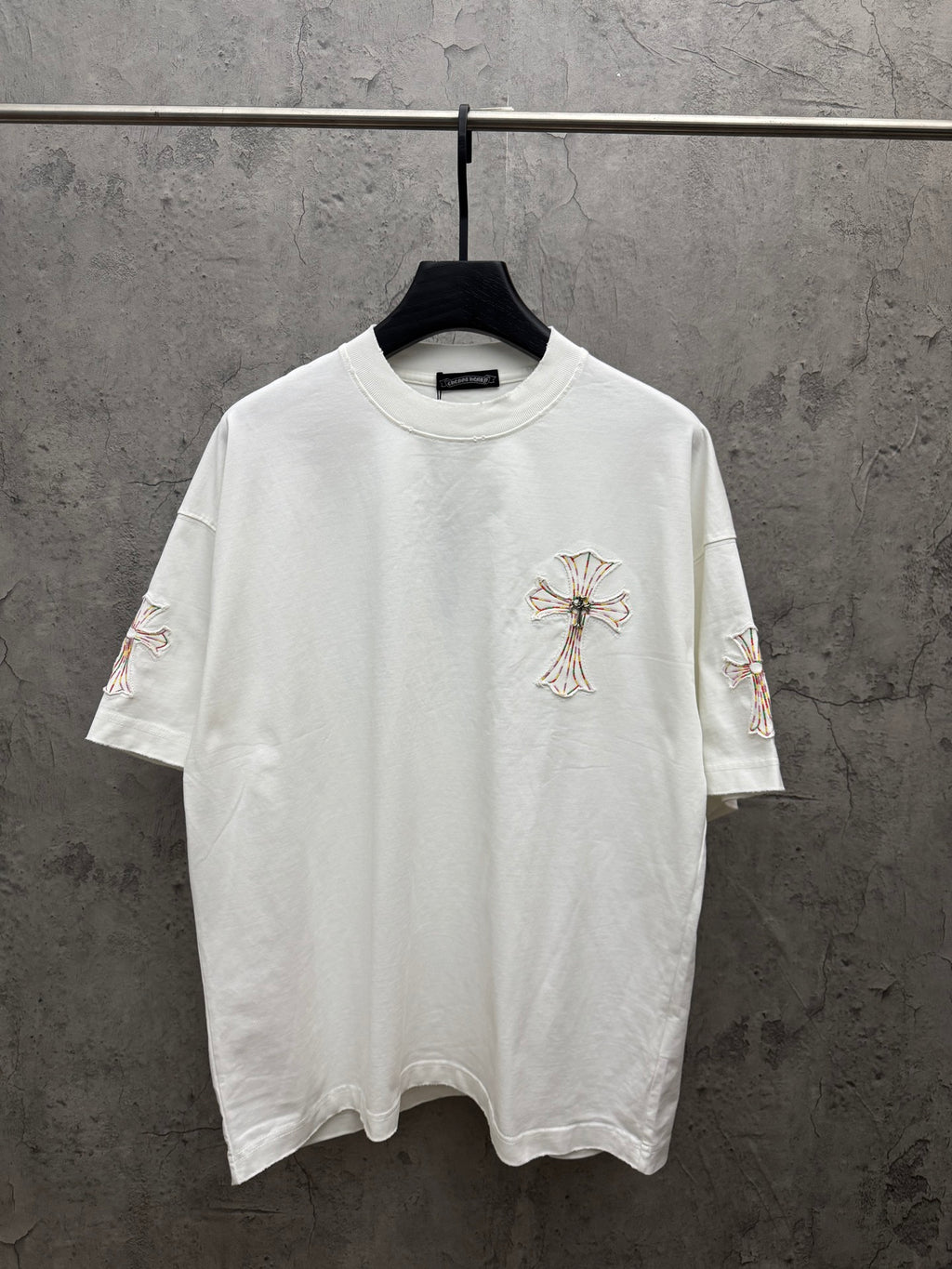 White short-sleeve T-shirt with small chest cross embroidery and logo patch neck tag