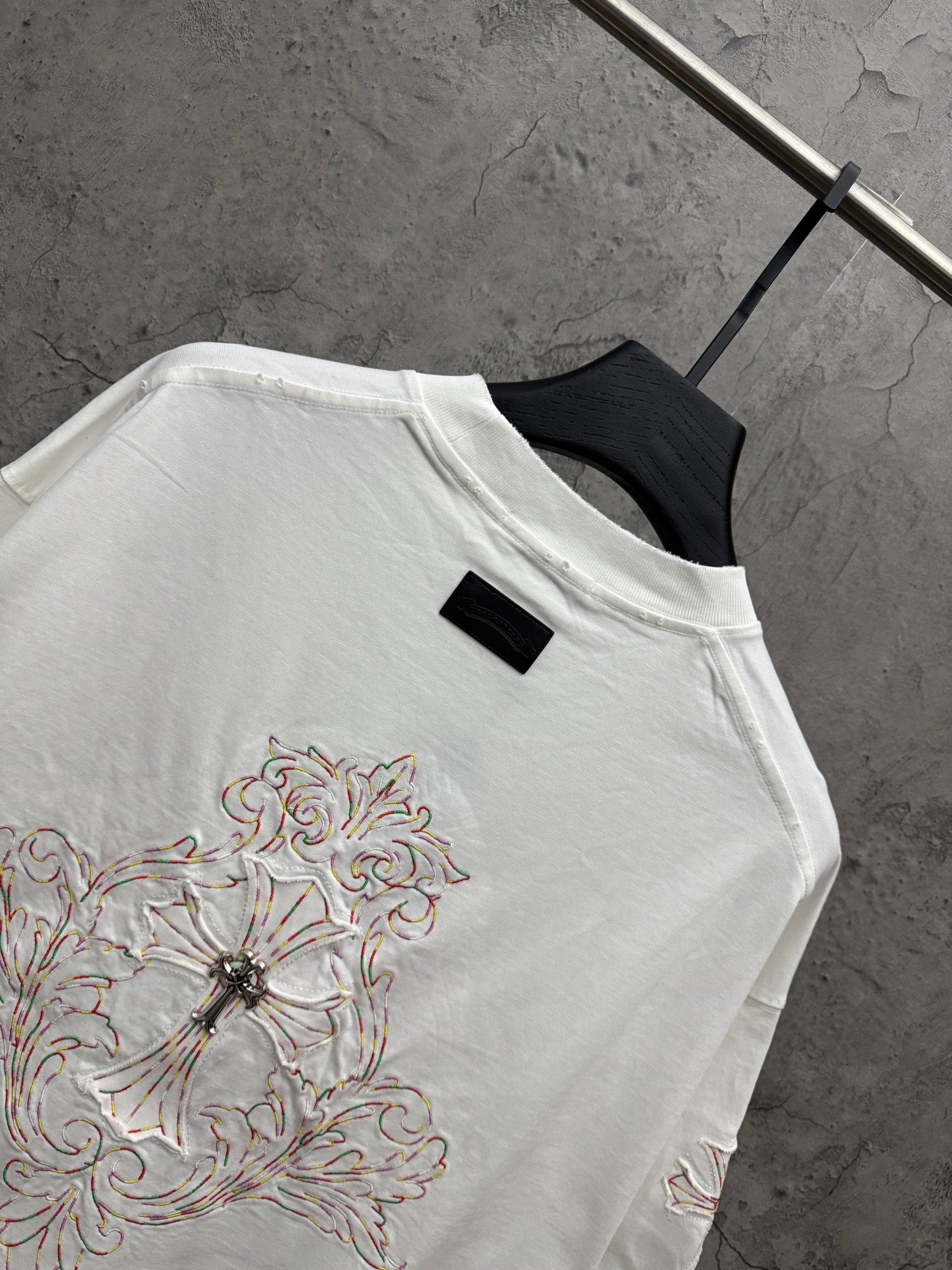 White short-sleeve T-shirt back cross embroidery and ornate sleeve side detail