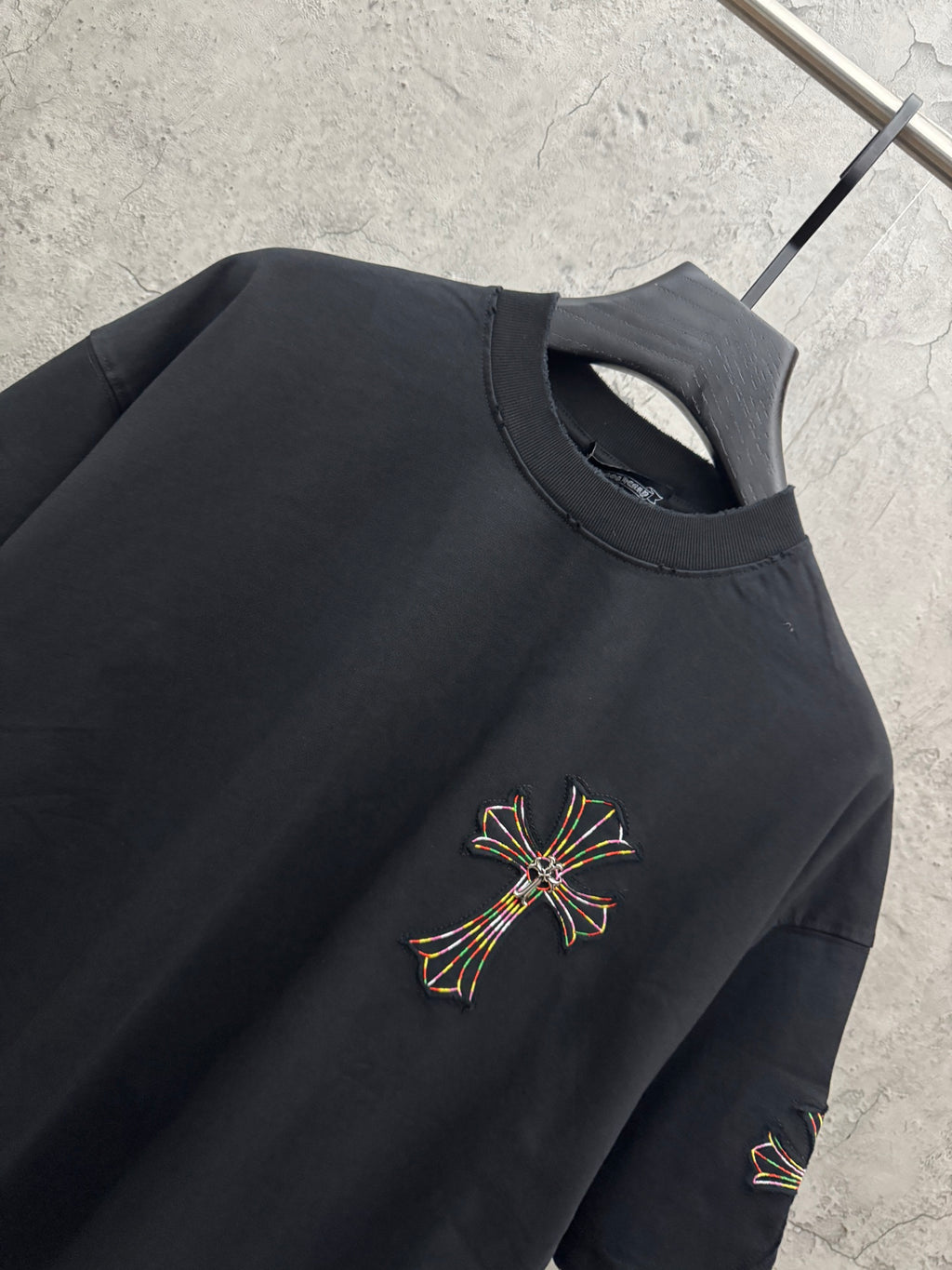 Black short-sleeve T-shirt neckline with small colorful cross chest applique