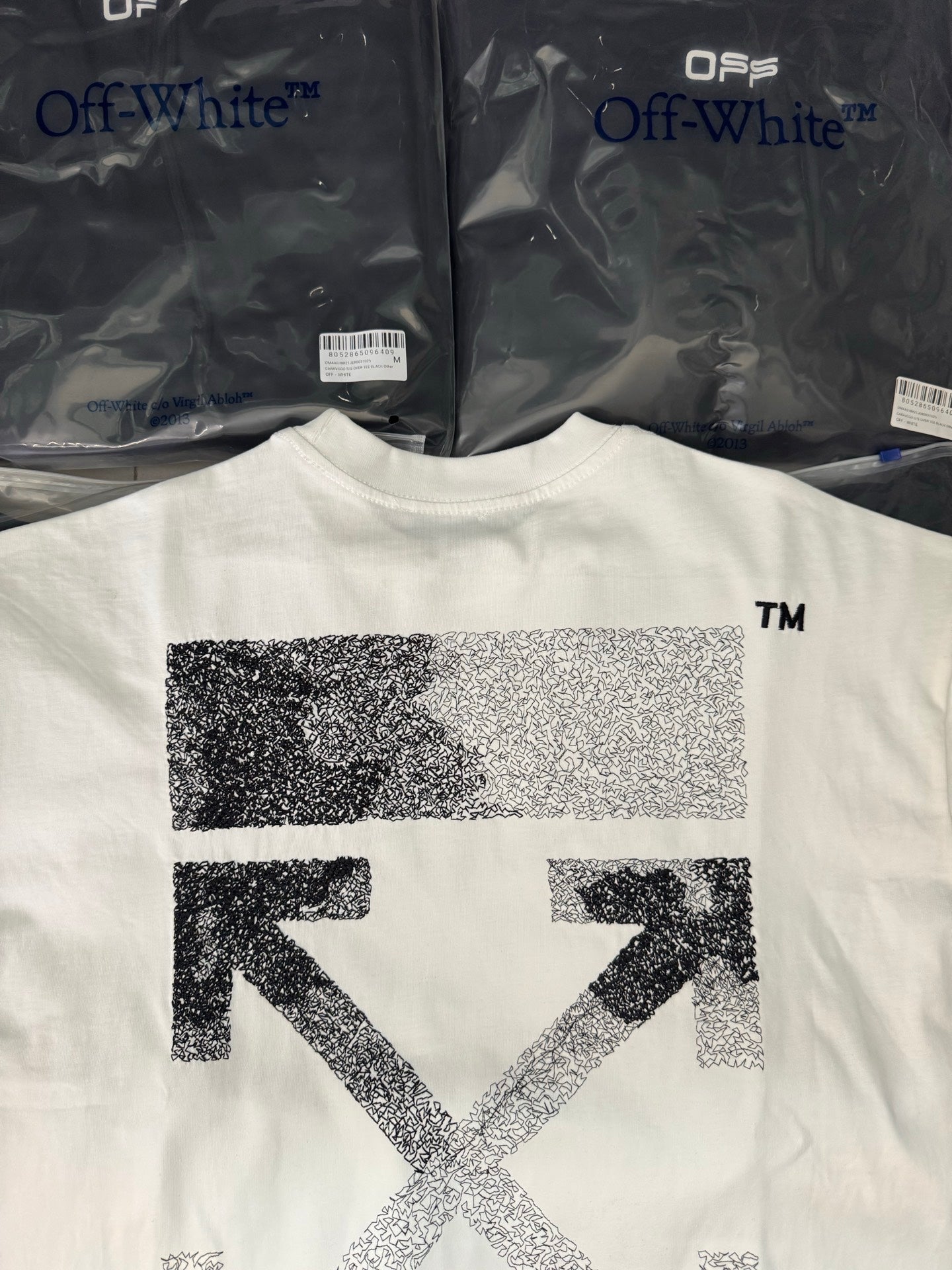 Off-White graphic T-shirt with large X print, off-white short-sleeve crewneck