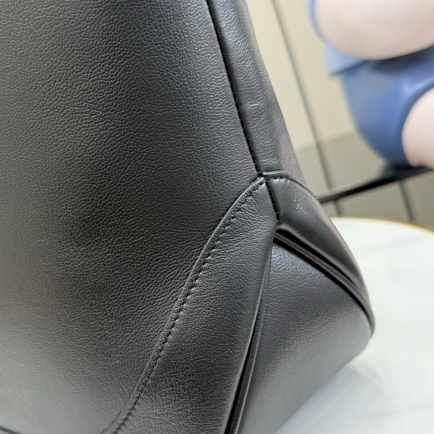 Gucci black leather tote bag corner with side seam and curved stitching
