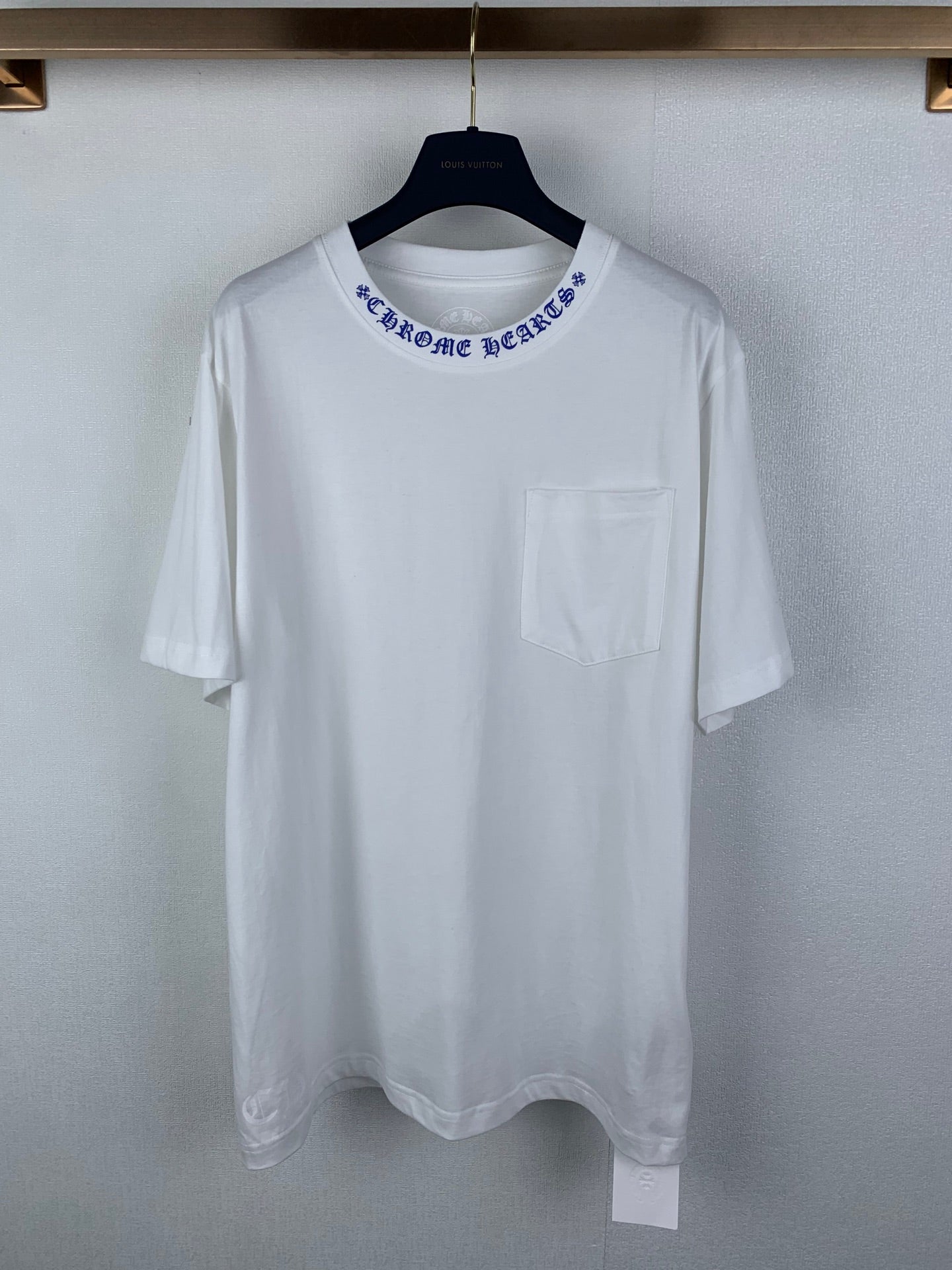 White short-sleeve T-shirt with front chest pocket