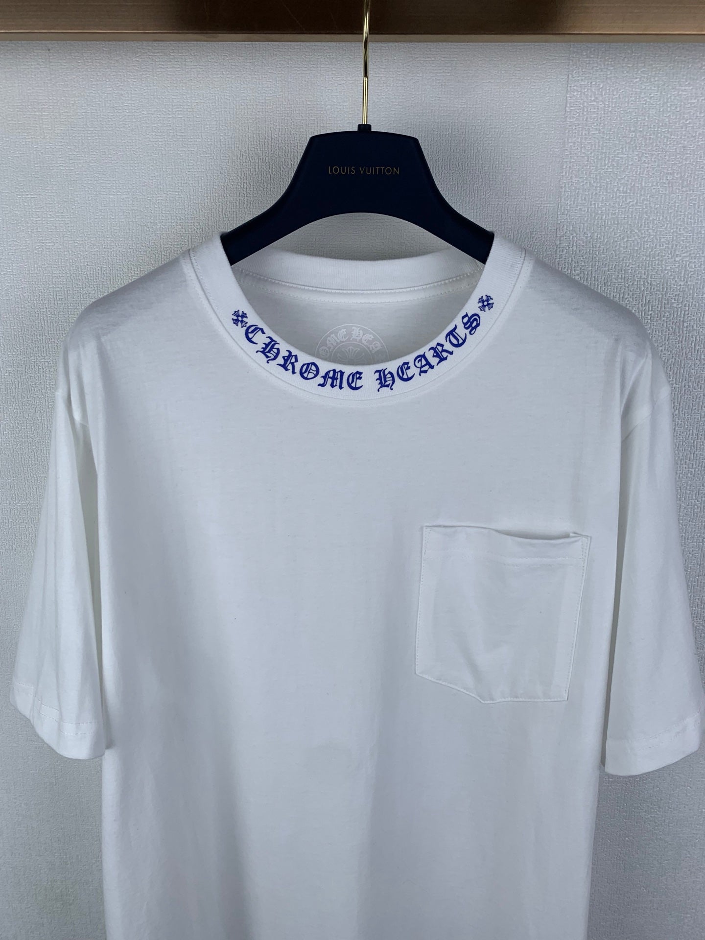 White short-sleeve T-shirt with crew neck and chest pocket