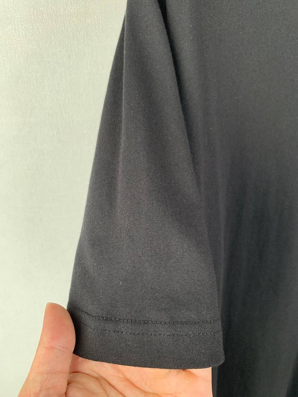 Black short-sleeve T-shirt sleeve hem close-up