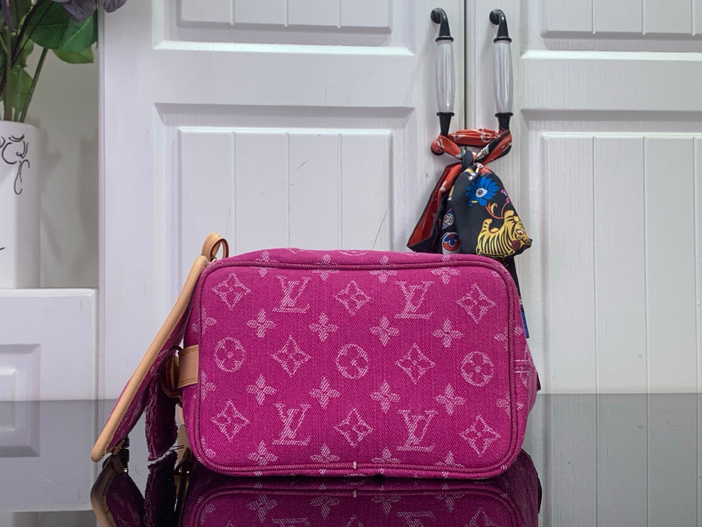 Louis Vuitton monogram shoulder bag in magenta with flap and detachable strap