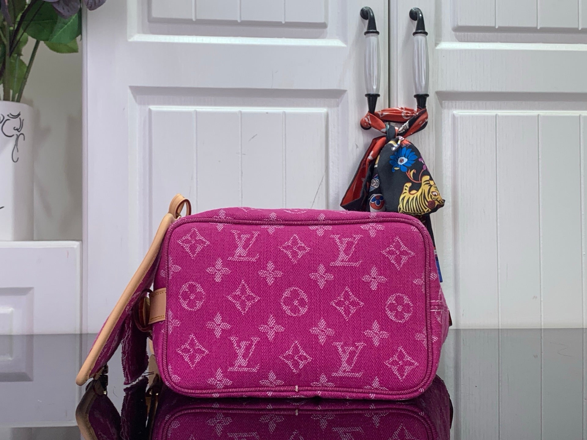 Louis Vuitton monogram shoulder bag in magenta with flap and detachable strap