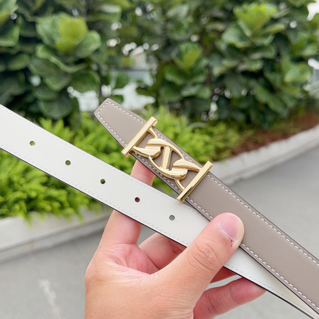 Leather belt in off-white with gold buckle and punched adjustment holes