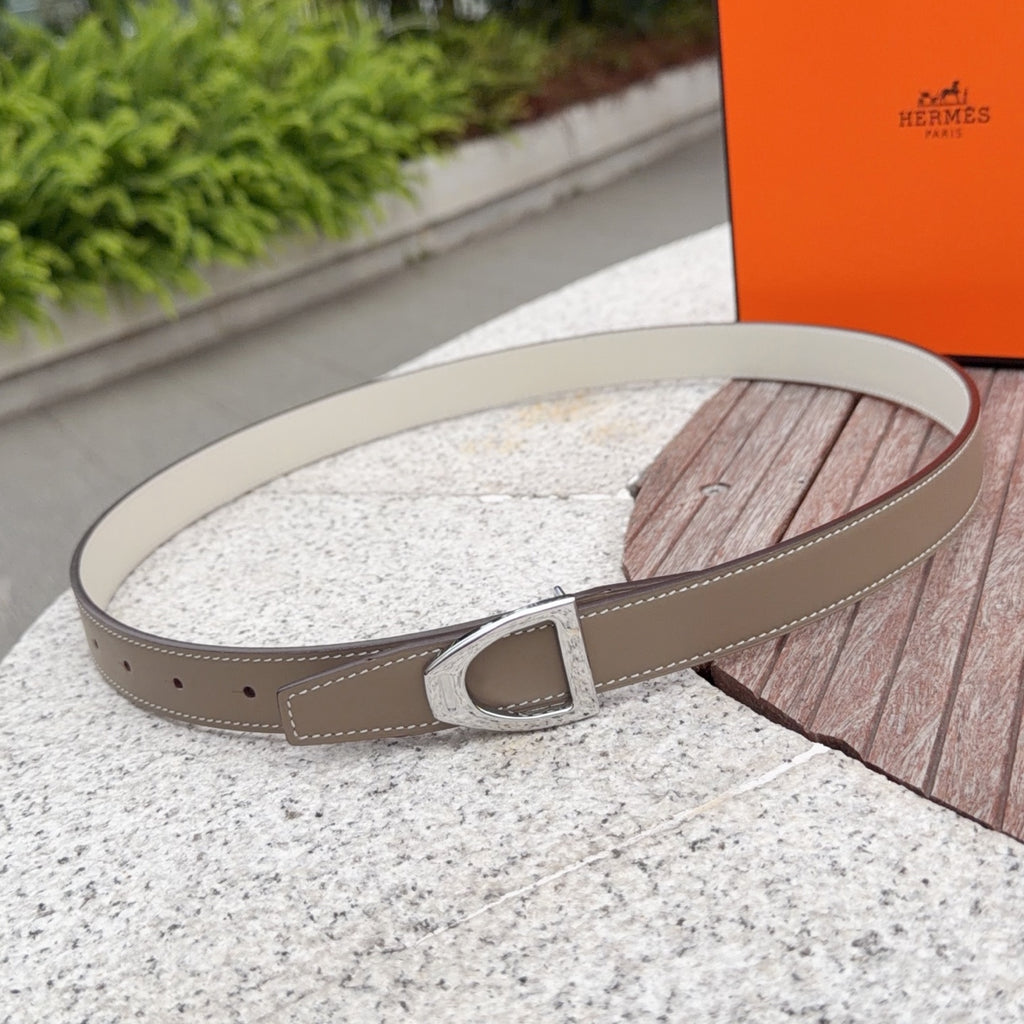 Hermes belt in light taupe leather with silver-tone buckle and stitched edges