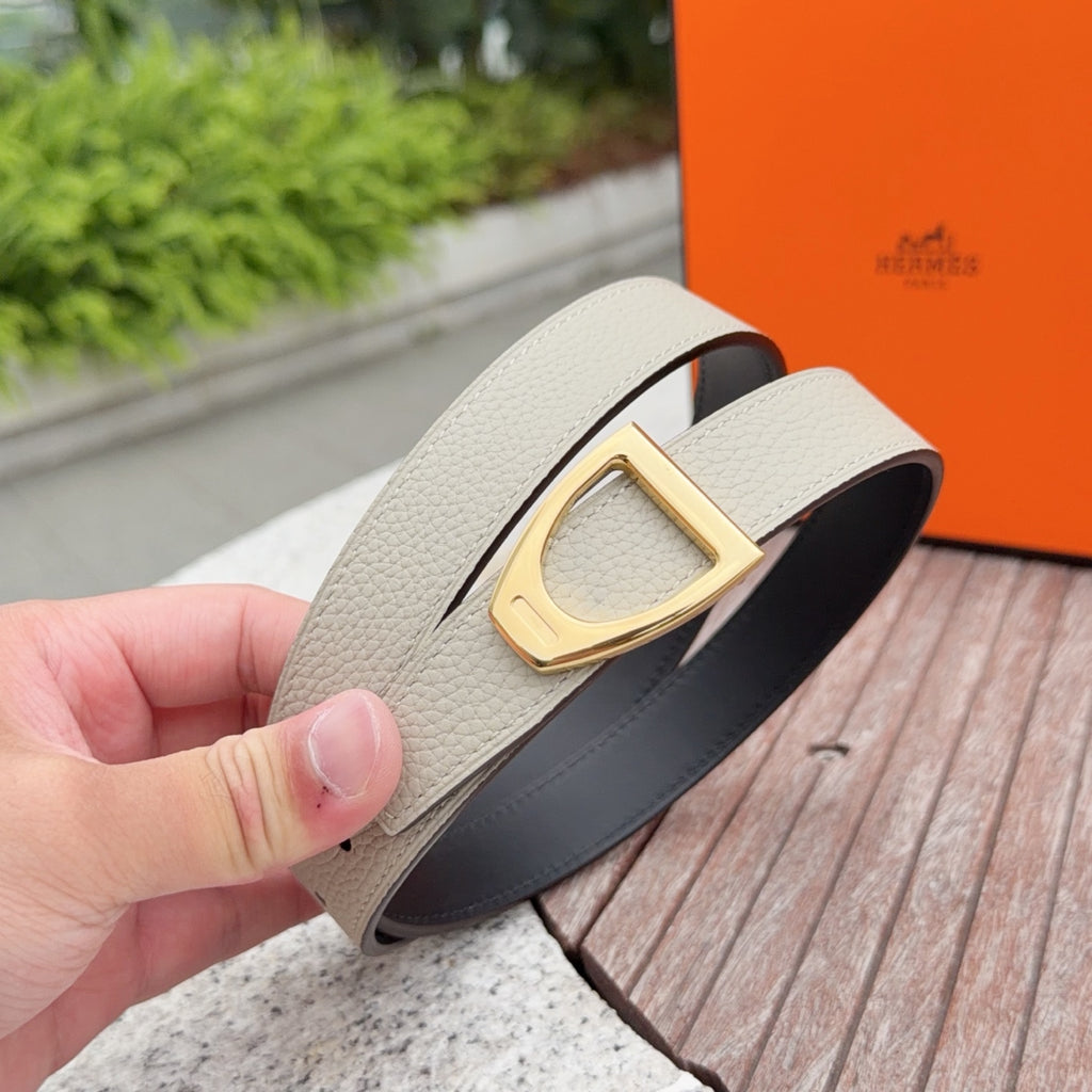 Hermes belt in light beige leather with gold buckle, dark-lined interior