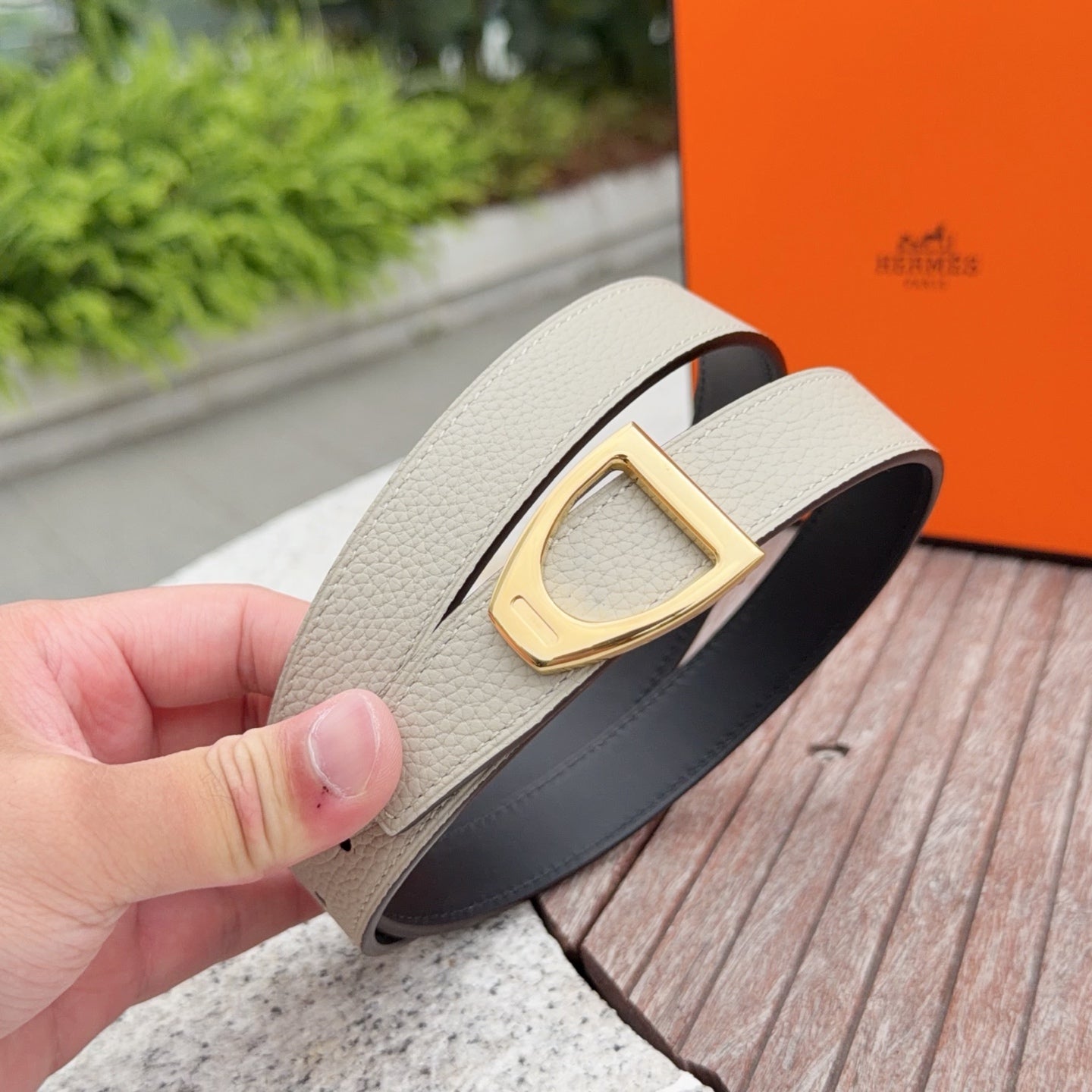Hermes belt in light beige leather with gold buckle, dark-lined interior