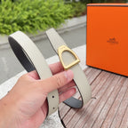 Two-tone Hermes belt: light beige exterior, dark lining, gold buckle