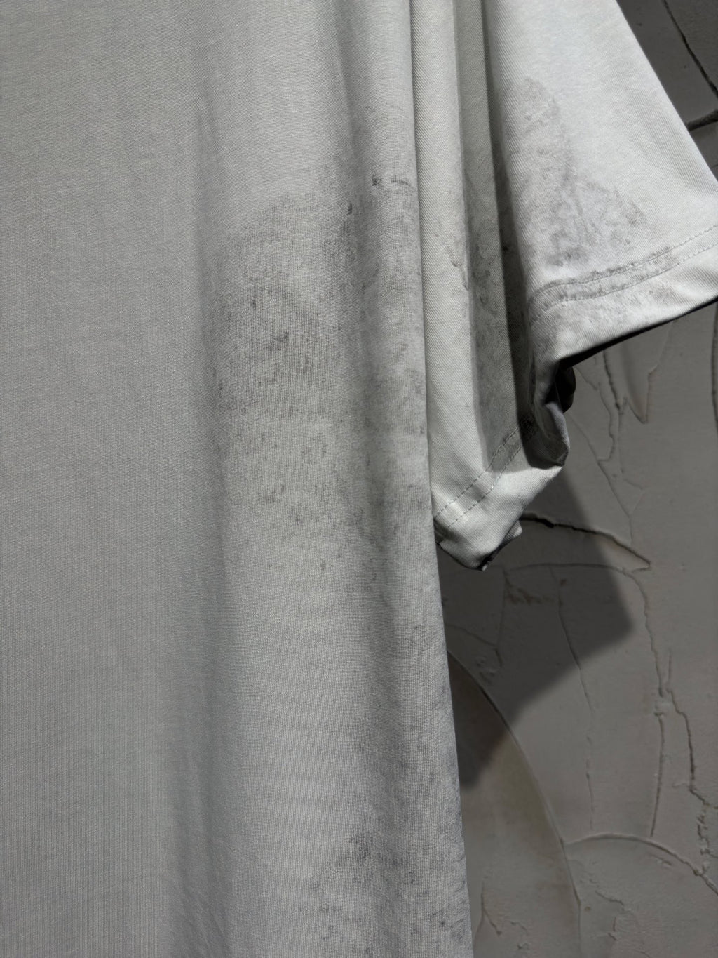 Balenciaga short-sleeve T-shirt, light gray, side hem and sleeve cuff close-up