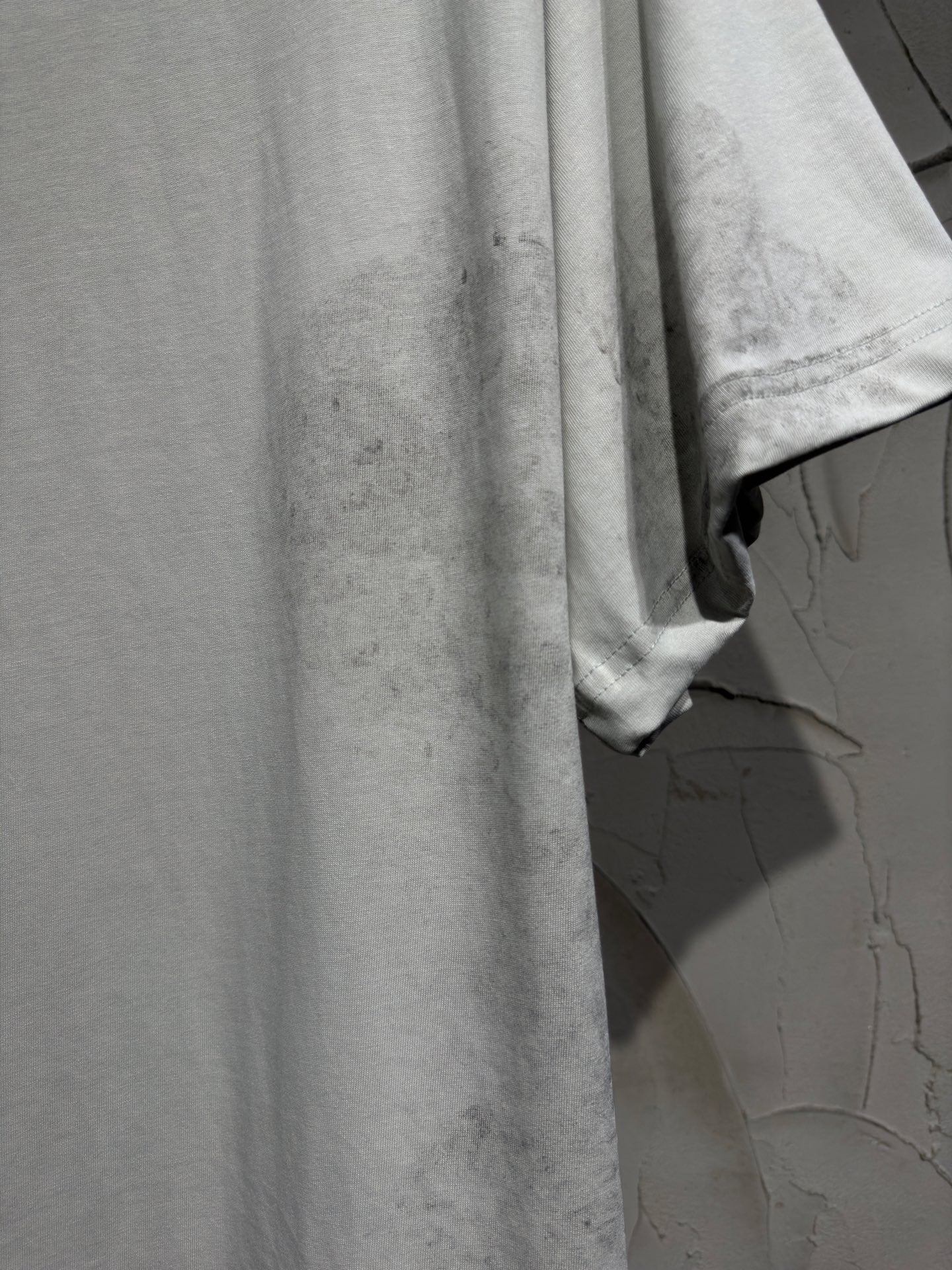 Balenciaga short-sleeve T-shirt, light gray, side hem and sleeve cuff close-up