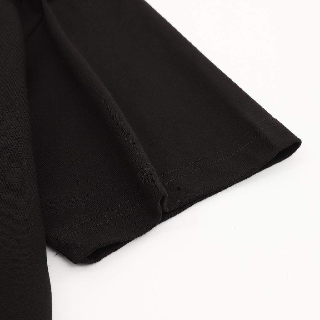 Black short-sleeve T-shirt bottom hem detail