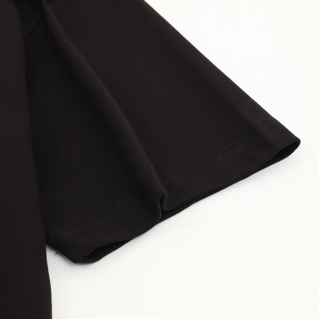 Black short-sleeve T-shirt bottom hem detail