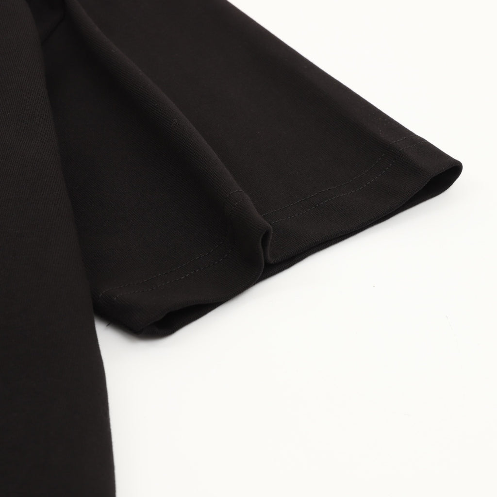 Black short-sleeve T-shirt with smooth hem and stitched sleeve cuff