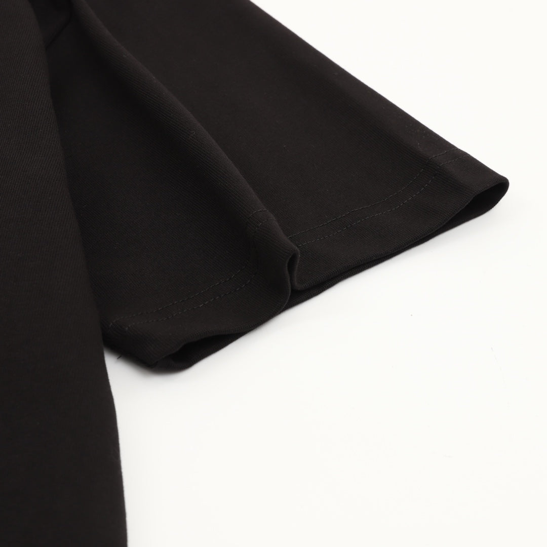 Black short-sleeve T-shirt with smooth hem and stitched sleeve cuff