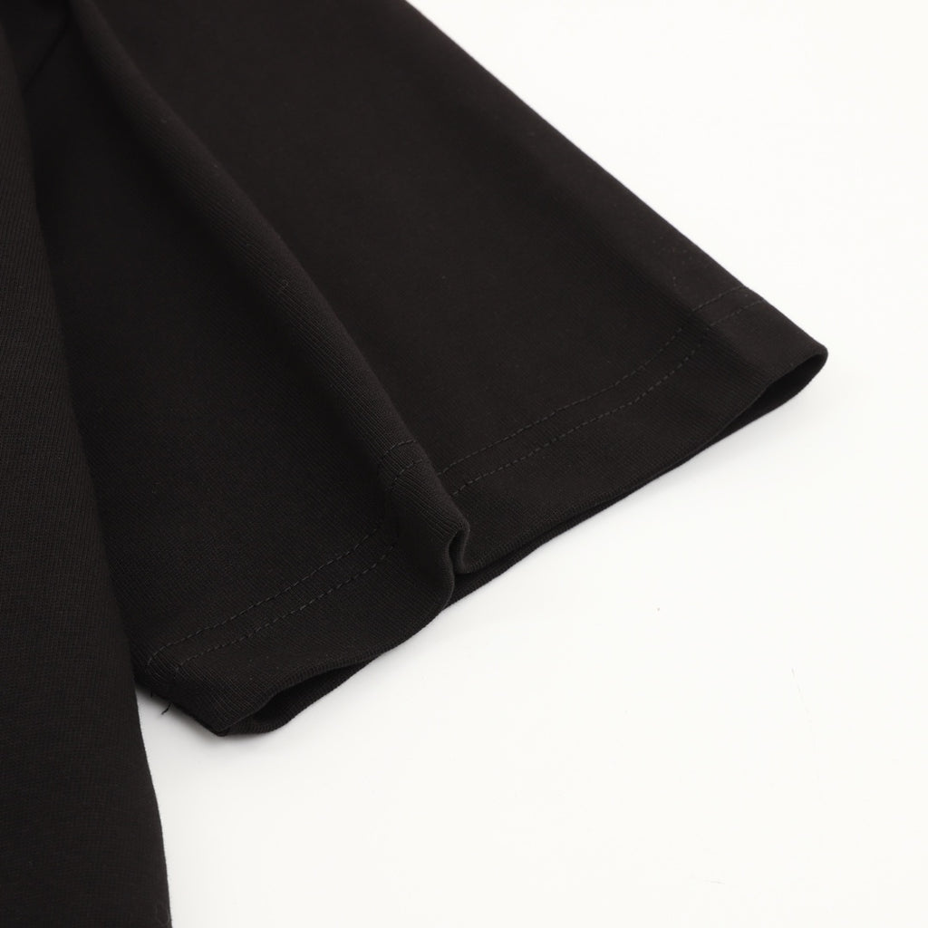Black short-sleeve T-shirt with stitched cuff and hem edge