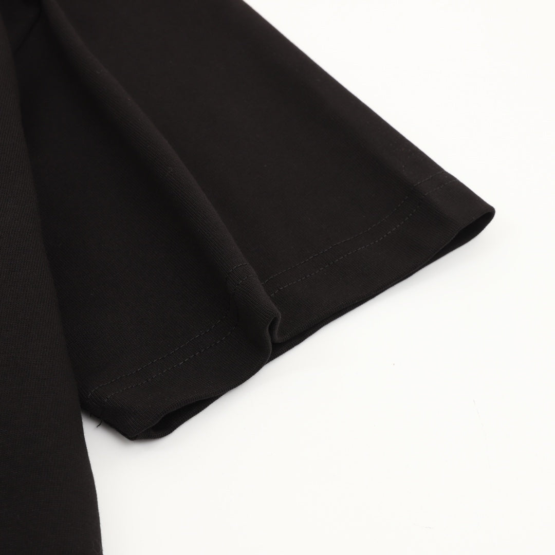 Black short-sleeve T-shirt with stitched cuff and hem edge