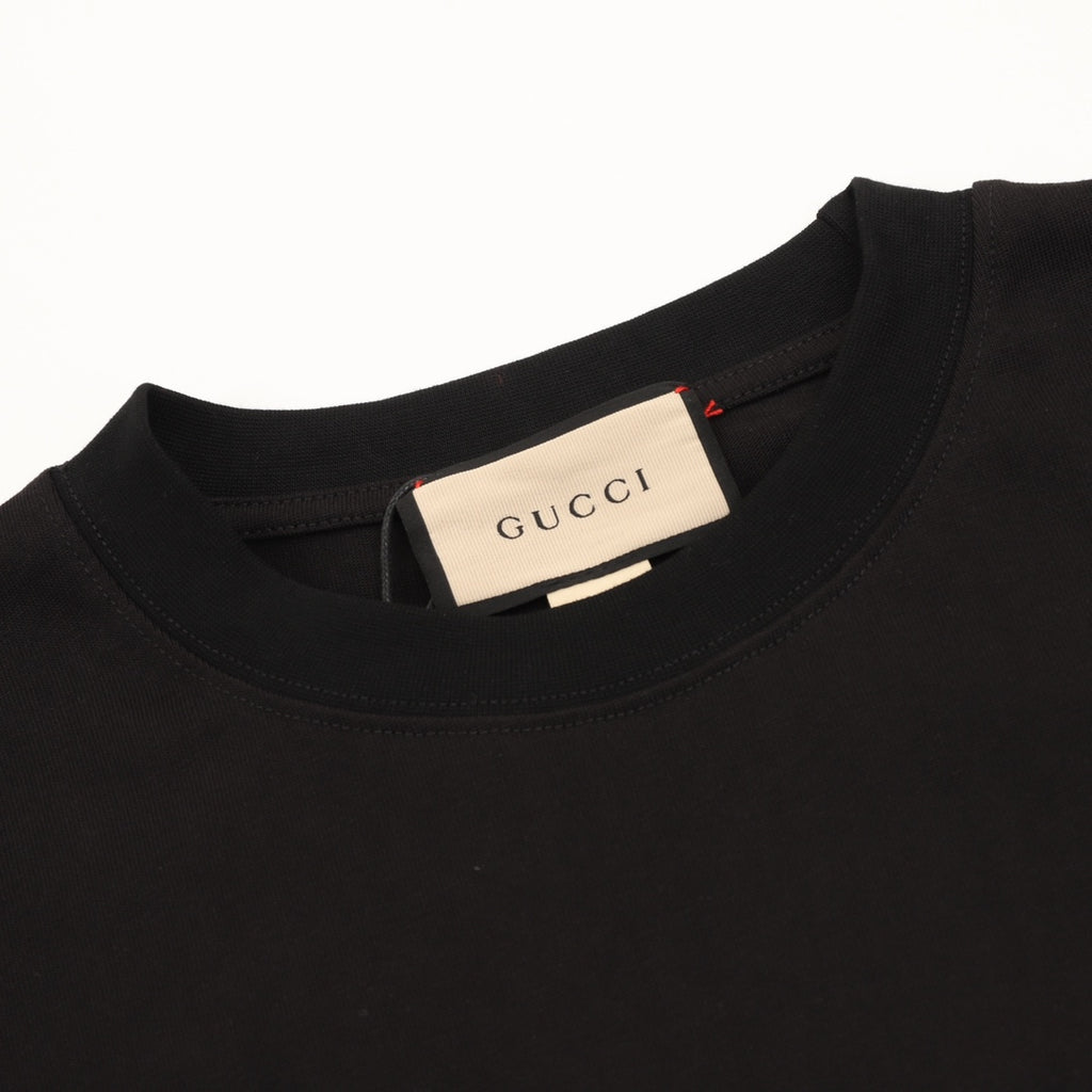 Black short-sleeve T-shirt neckline with Gucci brand tag