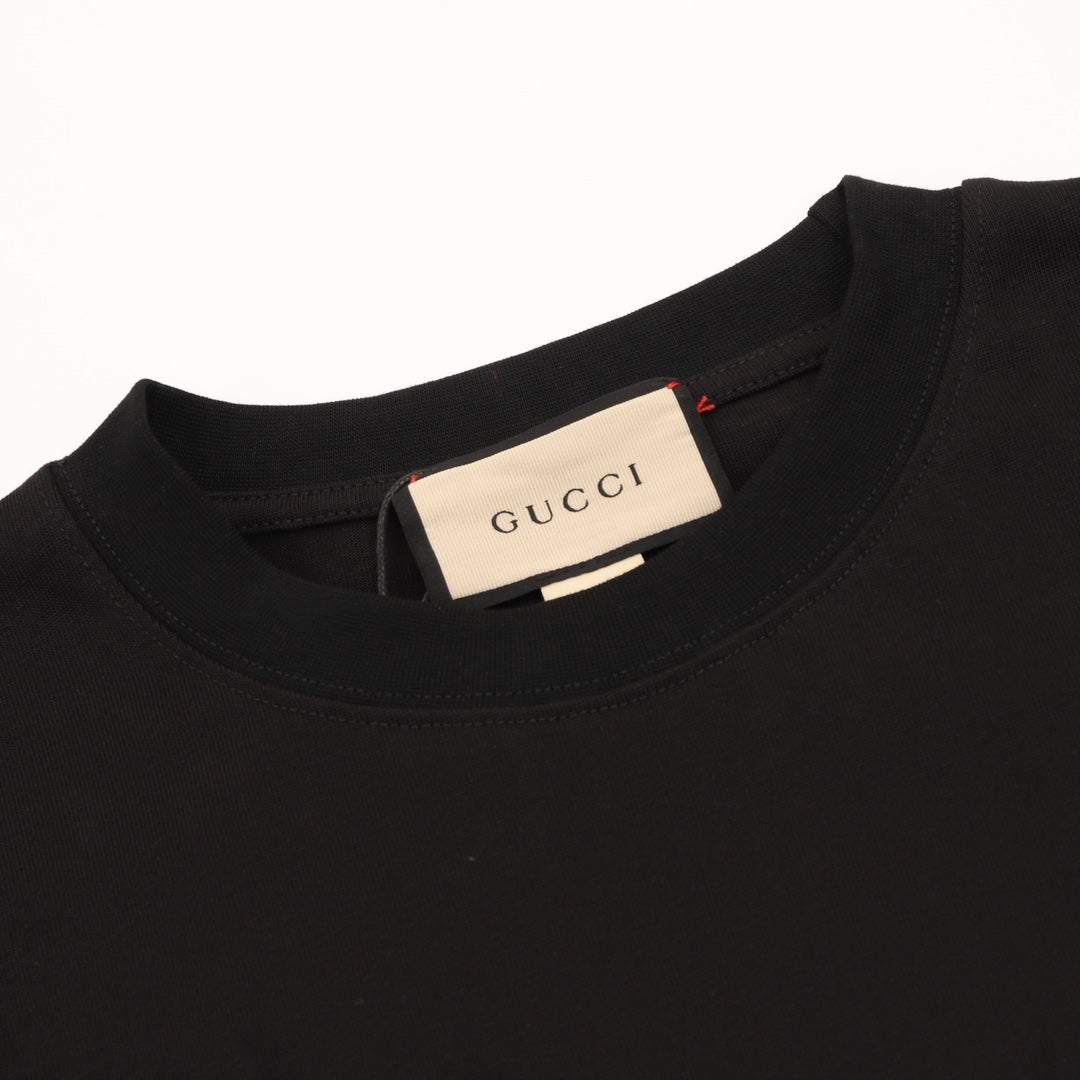 Black short-sleeve T-shirt neckline with Gucci brand tag