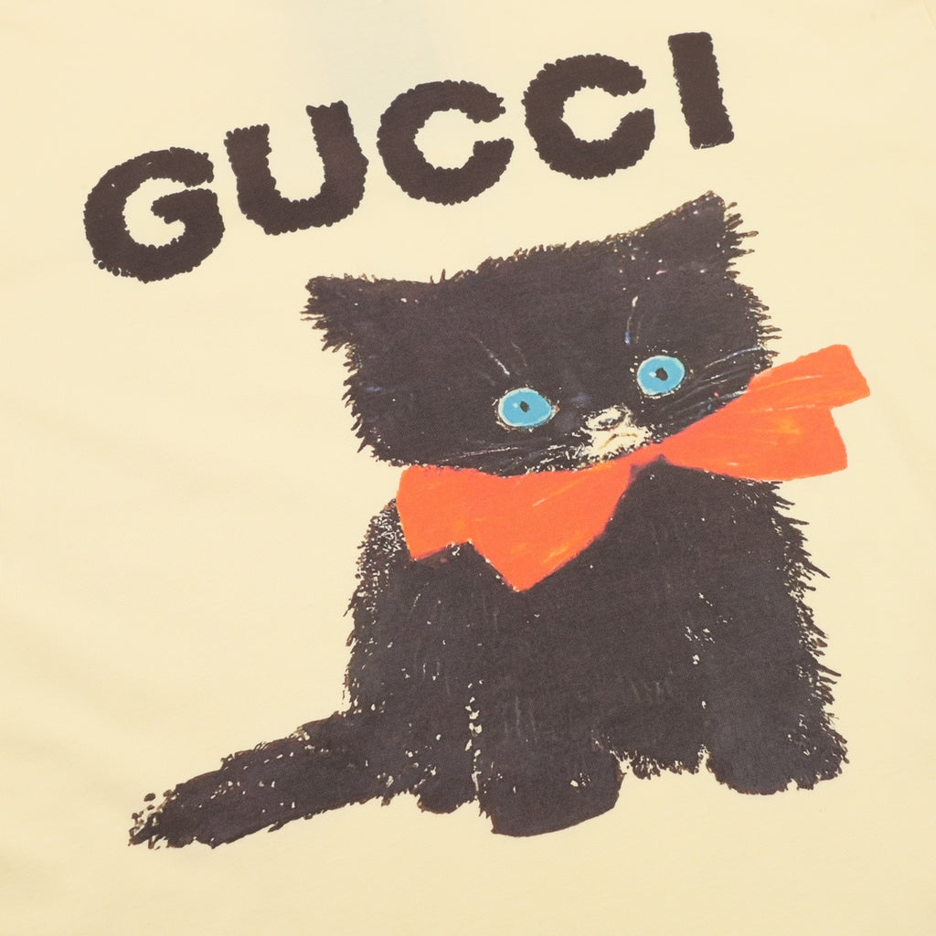 Gucci short-sleeve T-shirt close-up of black cat graphic with orange bow
