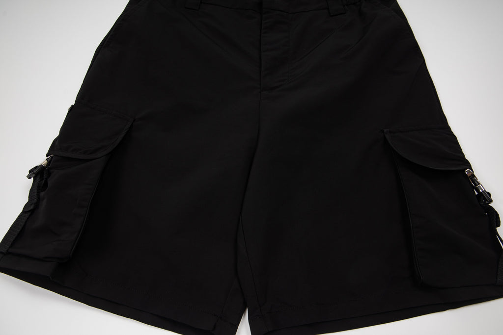 Black cargo shorts with central front seam and cargo side pockets