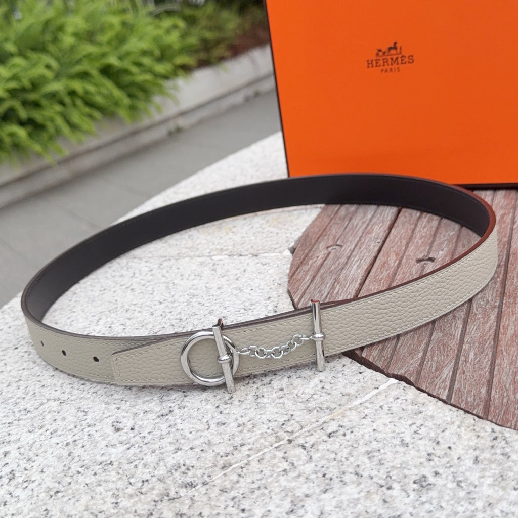 Hermes belt in light beige leather with silver buckle and chain detail