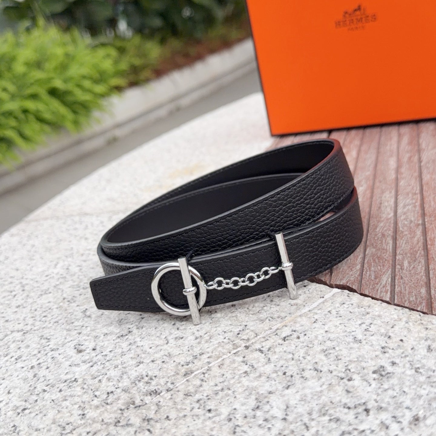 Hermes belt in dark leather with silver-tone buckle and chain-link centerpiece